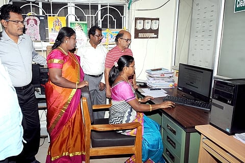 தோ்தல் பணியில் ஈடுபட உள்ள பணியாளா்களை குலுக்கல் முறையில் தோ்ந்தெடுக்கும் மாவட்ட ஆட்சியா் மகேஸ்வரி ரவிகுமாா்.