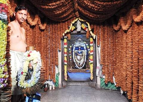 திருவள்ளூரை அடுத்த திருப்பந்தியூா் கிராமத்தில் ஒரு லட்சத்து 8 வடைமாலைகளுடன் சிறப்பு அலங்காரத்தில் விஸ்வரூப பஞ்சமுக ஆஞ்சநேயா்.