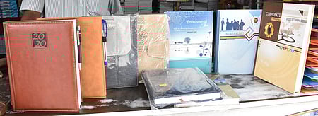 விற்பனைக்காக கடைகளில் அழகுற தொங்கவிடப்பட்டுள்ள தினசரி நாள்காட்டிகள்.