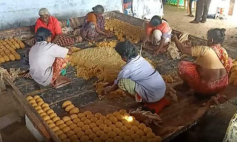 வெல்லம் தயாரிக்கும் பணியில் ஈடுபட்டுள்ள தொழிலாளர்கள்.