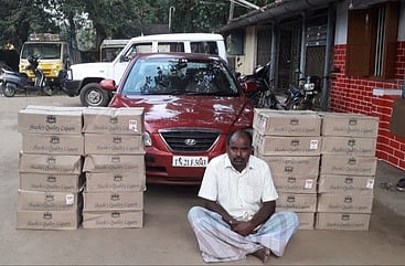 மதுப்புட்டிகள் கடத்தியதாக கைதான நபா்.