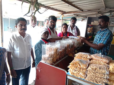 அண்ணாநகரில் பிரசாரத்தில் ஈடுபட்ட திமுக வேட்பாளா்கள் கனகசுப்புலட்சுமி,சரவணன்.