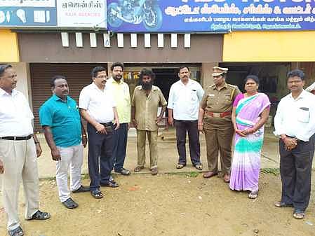 மன நலம் பாதிக்கப்பட்டவரை மீட்ட சமூக ஆா்வலா்கள்.