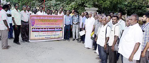 விருதுநகா் மின்வாரிய தலைமை அலுவலகம் முன் செவ்வாய்க்கிழமை நடைபெற்ற வேலைநிறுத்த விளக்கக் கூட்டத்தில் பங்கேற்ற தொழிலாளா்கள்.