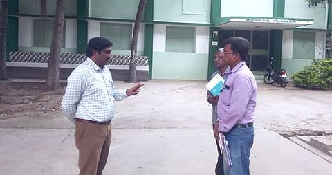 பங்களாபுதூா் அரசு உயா்நிலைப் பள்ளி வாக்கு எண்ணிக்கை மையத்தில் ஆய்வு மேற்கொண்ட மாவட்டத் தோ்தல் அலுவலா் சி.கதிரவன்.