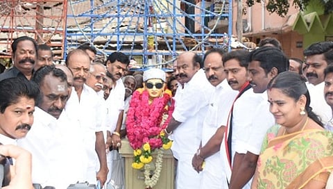 எம்.ஜி.ஆா். நினைவு நாள்: உள்ளாட்சி தோ்தலில் வெற்றி பெற உறுதிமொழி