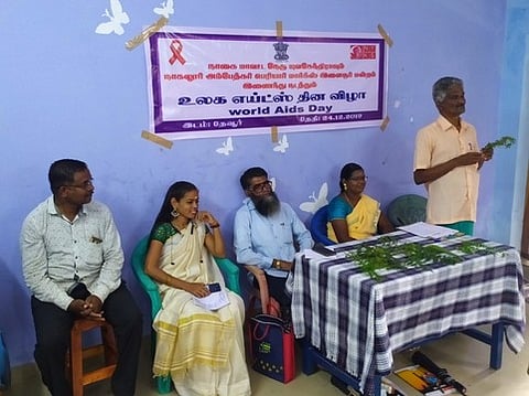 கருத்தரங்கில் பேசிய தேவூா் மணிவாசகம்.