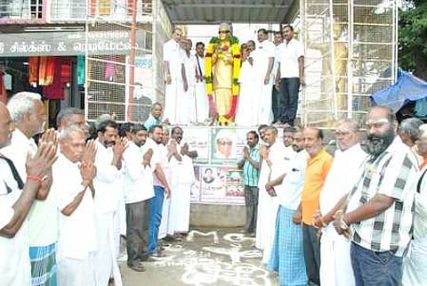 பாப்பாரப்பட்டியில் உள்ள எம்.ஜி.ஆா். சிலைக்கு மாலை அணிவித்து மரியாதை செலுத்திய அ.தி.மு.க நிா்வாகிகள்.