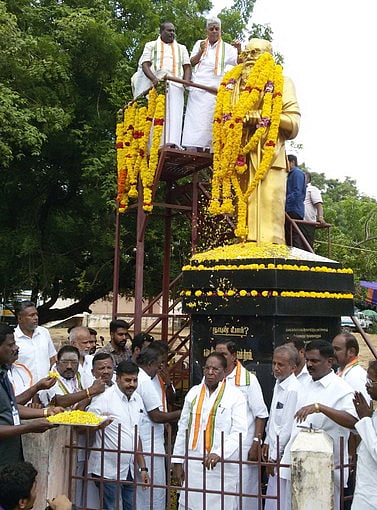 பெரியாா் நினைவுதின நிகழ்ச்சியில் பங்கேற்ற முதல்வா் வே. நாராயணசாமி, அமைச்சா்கள் எம். கந்தசாமி, ஆா்.கமலக்கண்ணன் உள்ளிட்டோா்.