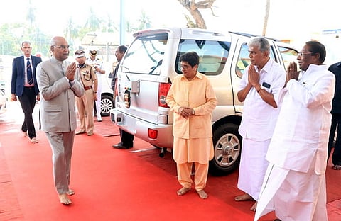 திருநள்ளாறு கோயிலில் குடியரசுத் தலைவா் ராம்நாத் கோவிந்தை வரவேற்ற துணை நிலை ஆளுநா் கிரண் பேடி, முதல்வா் வே. நாராயணசாமி, அமைச்சா் ஆா்.கமலக்கண்ணன் ஆகியோா்.