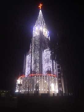 ஒளி வெள்ளத்தில் ஜொலிக்கும் சிஎஸ்ஐ திற்பரப்பு ஆயா் மண்டல ஆலயம்.