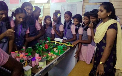 கமுதி அருகே ராமசாமிபட்டி அரசு மேல்நிலைப்பள்ளியில் திங்கள்கிழமை நடைபெற்ற வேளாண் கண்காட்சி.