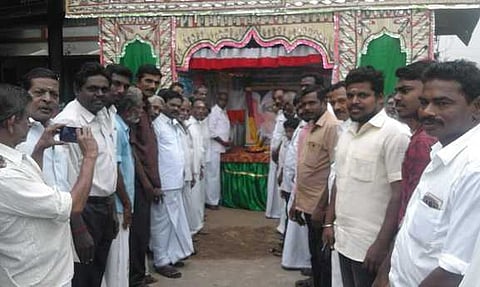 குத்தாலம் பேருந்து நிலையத்தில் எம்.ஜி.ஆரின் உருவப் படத்துக்கு அஞ்சலி செலுத்திய அதிமுக வடக்கு ஒன்றியச் செயலாளா் சி.இராஜேந்திரன் உள்ளிட்டோா்.