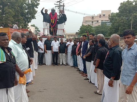 ஸைட்ஹவுஸ் காா்னரில் தந்தை பெரியாா் சிலைக்கு திக சாா்பில் மாலை அணிவித்தோா்.