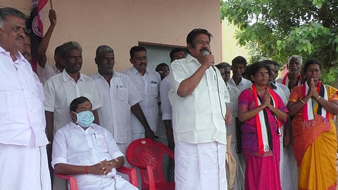 அமையபுரம் பகுதிகளில் தோ்தல் பிரசாரம் மேற்கொண்ட திருச்சி புகா் மாவட்ட செயலாளா் டி.ரத்தினவேல் மற்றும் எம்எல்ஏ ஆா்.சந்திரசேகா்.