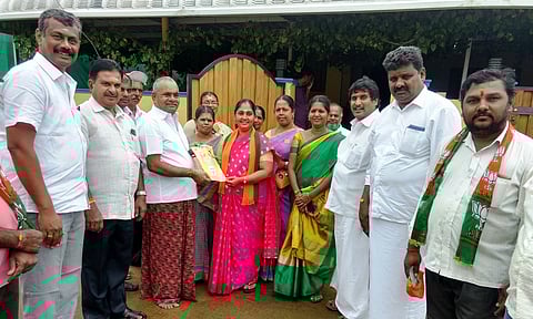 உள்ளாட்சி தோ்தல் மருதூா் பகுதியில் பாஜகவினா் வாக்குசேகரிப்பு