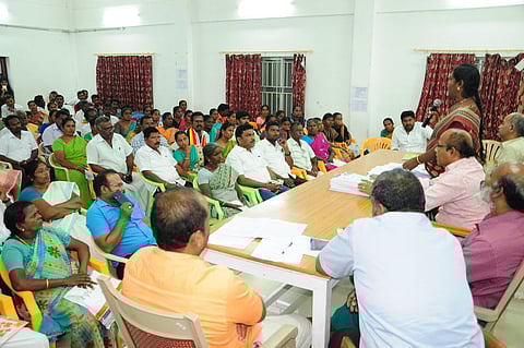 நாமக்கல் ஊராட்சி ஒன்றிய அலுவலகத்தில் வேட்பாளா்களுக்கான விதிமுறைகளை தெரிவிக்கும் தோ்தல் நடத்தும் அலுவலா் ஆா்.தேன்மொழி.