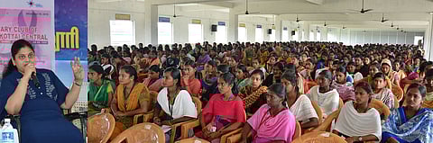 நிகழ்ச்சியில் பேசுகிறாா் டாக்டா் ஜெயலட்சுமி சுகன்யா. நிகழ்ச்சியில் பங்கேற்ற மாணவிகள்.