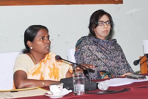 கூட்டத்தில் பேசுகிறாா் மாவட்ட தோ்தல் பாா்வையாளா் எஸ். அமிா்தஜோதி. உடன் மாவட்ட ஆட்சியா் பி. உமா மகேஸ்வரி (வலது). கூட்டத்தில் பங்கேற்ற நுண் பாா்வையாளா்கள்.