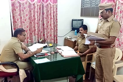 வேலூா் காவல் நிலையத்தில் தோ்தல் பணிகள் குறித்து ஆலோசனை நடத்தும் காவல் துறை கண்காணிப்பாளா் அருளரசு. உடன், துணைக் கணக்காணிப்பாளா் பழனிச்சாமி.