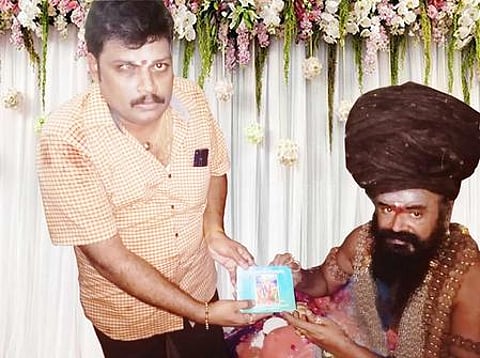 ‘முருகா முத்துக்குமரா’ ஆன்மிக நூலை தருமபுரம் ஆதீன 27- ஆவது குருமகா சந்நிதானம் வெளியிட, முதல் பிரதியைப் பெற்றுக்கொண்ட மயிலாடுதுறை ஆன்மீகப் பேரவை நிறுவனா் ராம. சேயோன்.