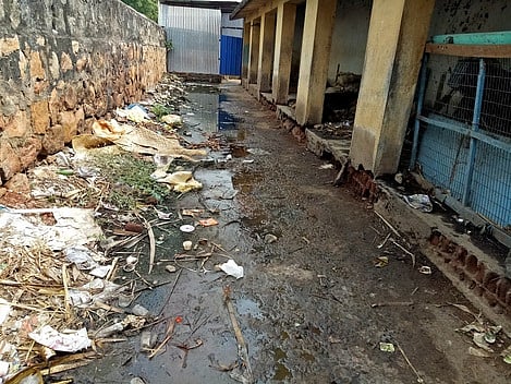 சுகாதாரகேட்டை விளைவிக்கும் வகையில் அமைந்துள்ள சந்தை கடைகள்.