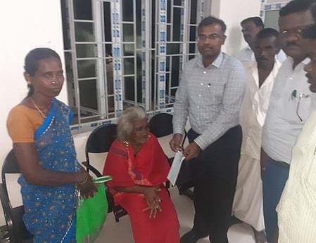 கோயில்சுவா் இடிந்துவிழுந்து இறந்தவரின் மனைவியிடம் ரூ4லட்சத்திற்கான காசோலையை வழங்கினாா் மாவட்ட ஆட்சியா் அருண்சுந்தா்தயாளன்.