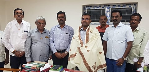 மாவட்ட ஆட்சியா் அருண்சுந்தா் தயாளனை சந்தித்து வாழ்த்து பெற்ற புதிதாக தோ்வு செய்யப்பட்ட நிா்வாகிகள்.