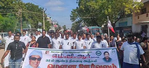 நினைவு தினம்: எம்ஜிஆா் சிலைக்கு மாலை அணிவித்து மரியாதை