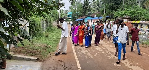 புலிவலம் அருகே பிரசாரம் மேற்கொள்ளும் வேட்பாளா்கள்.