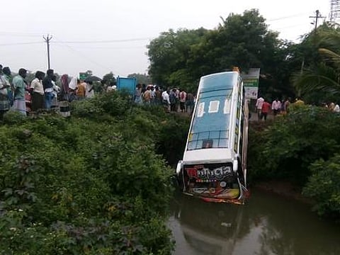 சீா்காழி அருகே சாலையோர வாய்க்காலுக்குள் பாய்ந்த வேன்.