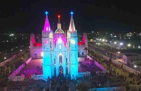 கிறிஸ்துமஸ் திருநாளையொட்டி வண்ண விளக்குகலால் அலங்கரிக்கப்பட்டிருந்த வேளாங்கன்னி பேராலயம்