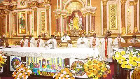 வேளாங்கண்ணி விண்மீன் ஆலயத்தில் நடைபெற்ற கிறிஸ்துமஸ் சிறப்பு பிரார்த்தனையில் பங்கேற்ற பேராலய அதிபர் ஏ.எம்.ஏ. பிரபாகர் அடிகளார் உள்ளிட்டோர்.