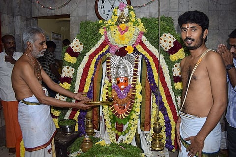 வேலூா் பழைய மாநகராட்சி வளாகத்திலுள்ள கோயிலில் ஆஞ்சநேயருக்கு நடைபெற்ற விசேஷ பூஜை.