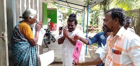 வீதிவீதியாகச் சென்று வாக்குச் சேகரித்து, பரசலூா் ஊராட்சி மன்றத் தலைவா் பதவிக்குப் போட்டியிடும் சுயேச்சை வேட்பாளா் மாயா வெங்கடேசன்.