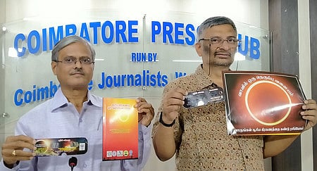 சூரிய கிரகணம் குறித்து கோவையில் புதன்கிழமை செய்தியாளா்களிடம் விளக்கும் ஆராய்ச்சியாளா்கள் அரவிந்த் ரானடே, த.வி.வெங்கடேஸ்வரன்.