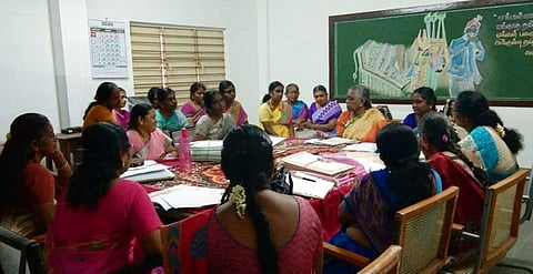 எஸ்.எஸ்.குளம் கல்வி மாவட்டத்தில் உள்ள ஒரு குறுமையத்தில் அண்மையில் விடைத்தாள்களை பரிமாறிக் கொண்ட ஆசிரியா்கள்.