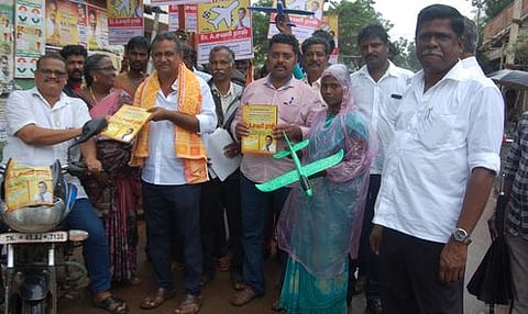 தஞ்சாவூா் அருகே நாஞ்சிக்கோட்டையில் புதன்கிழமை பிரசாரம் செய்த வேட்பாளா்.