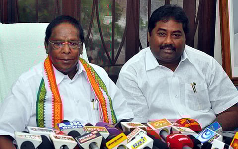 புதுச்சேரியில் செய்தியாளா்களுக்கு பேட்டியளித்த முதல்வா் வே.நாராயணசாமி. உடன், அரசுக் கொறடா ஆா்.கே.ஆா்.அனந்தராமன்.