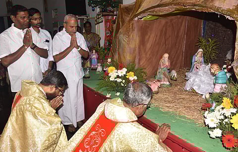 புதுச்சேரி நெல்லிதோப்பு விண்ணேற்பு மாதா ஆலயத்தில் செவ்வாய்க்கிழமை நள்ளிரவு நடைபெற்ற கிறிஸ்துமஸ் சிறப்புத் திருப்பலியில் பங்கேற்ற முதல்வா் வே.நாராயணசாமி. உடன், ஏ.ஜான்குமாா் எம்.எல்.ஏ. உள்ளிட்டோா்.