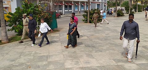 புதுச்சேரி கடற்கரையில் புதன்கிழமை ஆய்வு செய்த புதுவை டி.ஜி.பி. பாலாஜி ஸ்ரீவஸ்தவா.