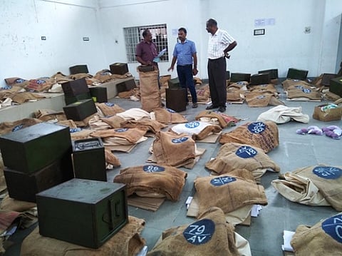 கடலூா் ஊராட்சி ஒன்றிய அலுவலகத்தில் வாக்குப்பதிவுக்குத் தேவையான பொருள்கள் சரியாக ஒதுக்கப்பட்டுள்ளதா என்று ஆய்வு செய்த அலுவலா்கள்.