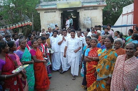 சிங்கிரிக்குடி அருகே பிரசாரத்தில் ஈடுபட்ட அமைச்சா் எம்.சி.சம்பத்.