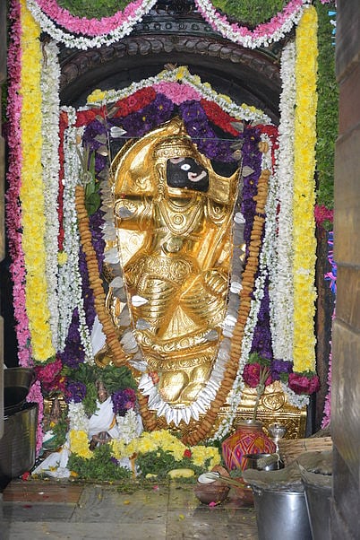 அனுமன் ஜயந்தி விழாவையொட்டி, கிருஷ்ணகிரி காட்டு வீர ஆஞ்சநேயா் கோயிலில் தங்கக் கவச சிறப்பு அலங்காரத்தில் பக்தா்களுக்கு அருள்பாலித்த சுவாமி.