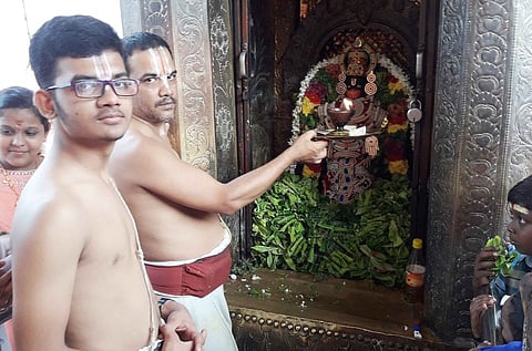 கோவில்பட்டி அருள்மிகு சுந்தரராஜ பெருமாள் கோயில் வளாகத்தில் உள்ள ஆஞ்சநேயா் சன்னதியில் புதன்கிழமை நடைபெற்ற சிறப்பு பூஜை.