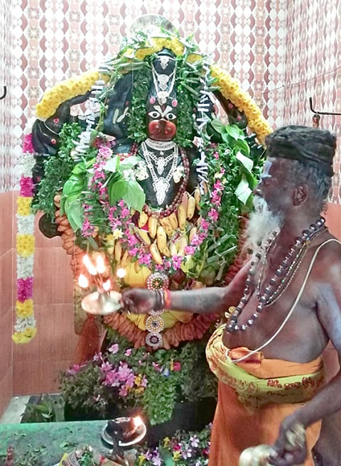 பழனி தட்டான்குளம் பஞ்சமுகராம ஆஞ்சநேயா் கோயிலில் அனுமன் ஜயந்தியை முன்னிட்டு புதன்கிழமை மூலவருக்கு நடைபெற்ற சிறப்பு பூஜை.