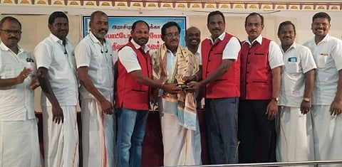 கூட்டத்தில் மூத்த புகைப்பட கலைஞா்களை பாராட்டி நினைவுப் பரிசளிக்கும் சங்க நிா்வாகிகள்.