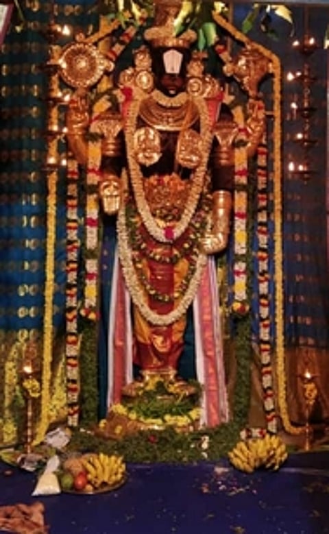 அனுமன் ஜெயந்தியை முன்னிட்டு வெங்கடாஜலபதி அலங்காரத்தில் காட்சியளித்த பெரியகுளம், பக்த ஆஞ்சநேயா்.