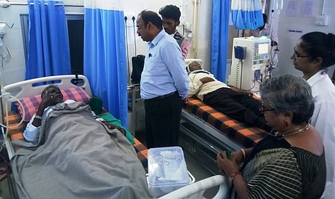 வாணியம்பாடி அரசு மருத்துவமனையில் டயாலிசிஸ் பிரிவில் சிகிச்சை பெற்று வரும் நோயாளிகளிடம் விசாரித்த ஆட்சியா் ம.ப.சிவன் அருள்.