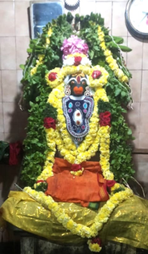 ராஜ சிம்மாசன அலங்காரத்தில் காட்சியளித்த வாஞ்சூா் ஜெயவீர ஆஞ்சநேயா்.